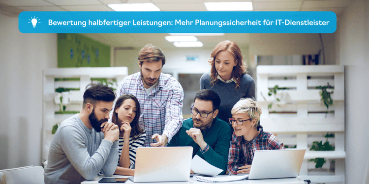 IT-Führungskräfte analysieren am Laptop Forecast-, P&L- und MRR-Daten zur Bewertung halbfertiger Leistungen, um Planungssicherheit und Klarheit in der Unternehmenssteuerung zu erhöhen.
