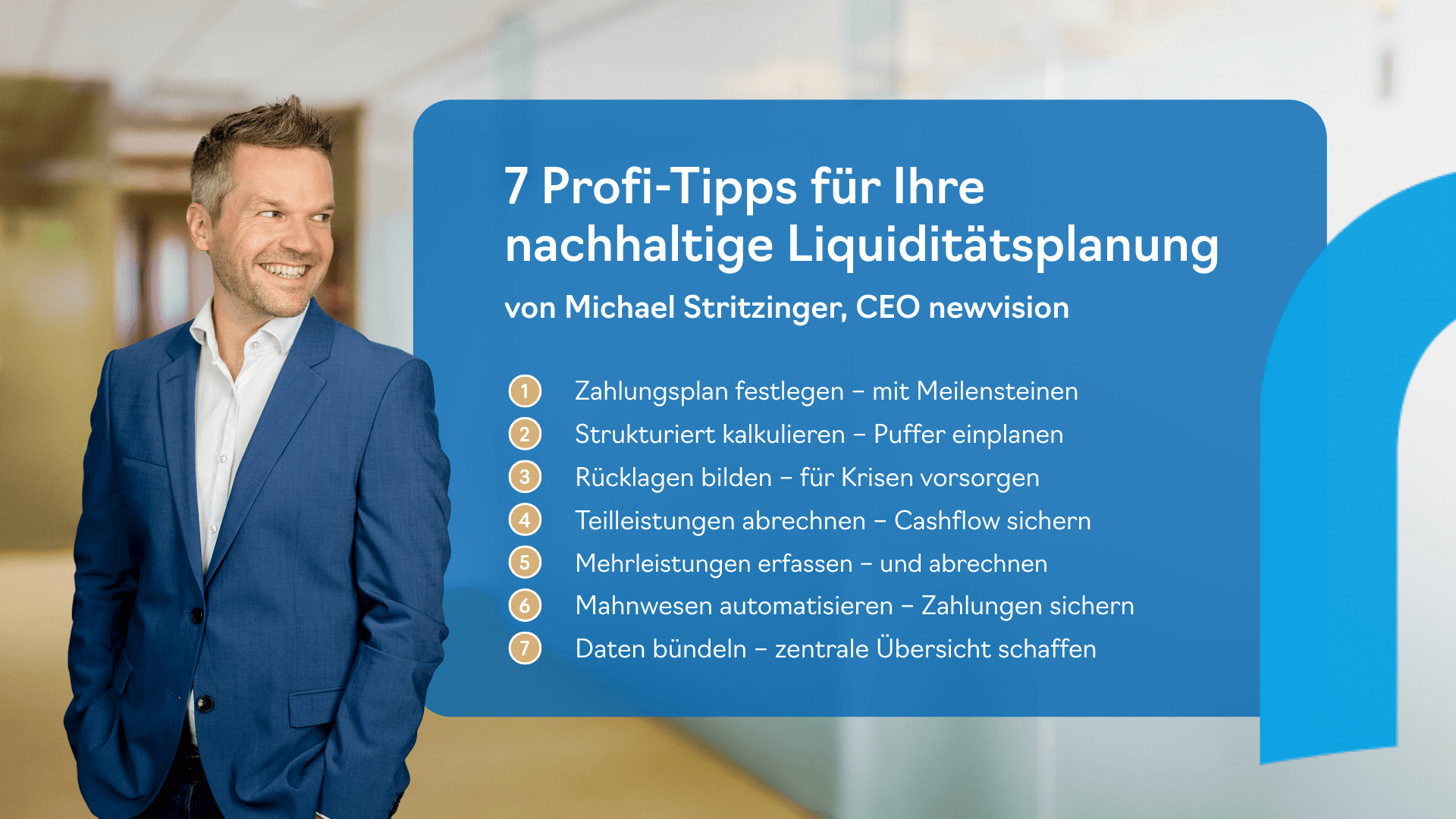 Infografik: 7 Profi-Tipps für nachhaltige Liquiditätsplanung – Michael Stritzinger, CEO newvision, neben Porträtfoto im Bürogang