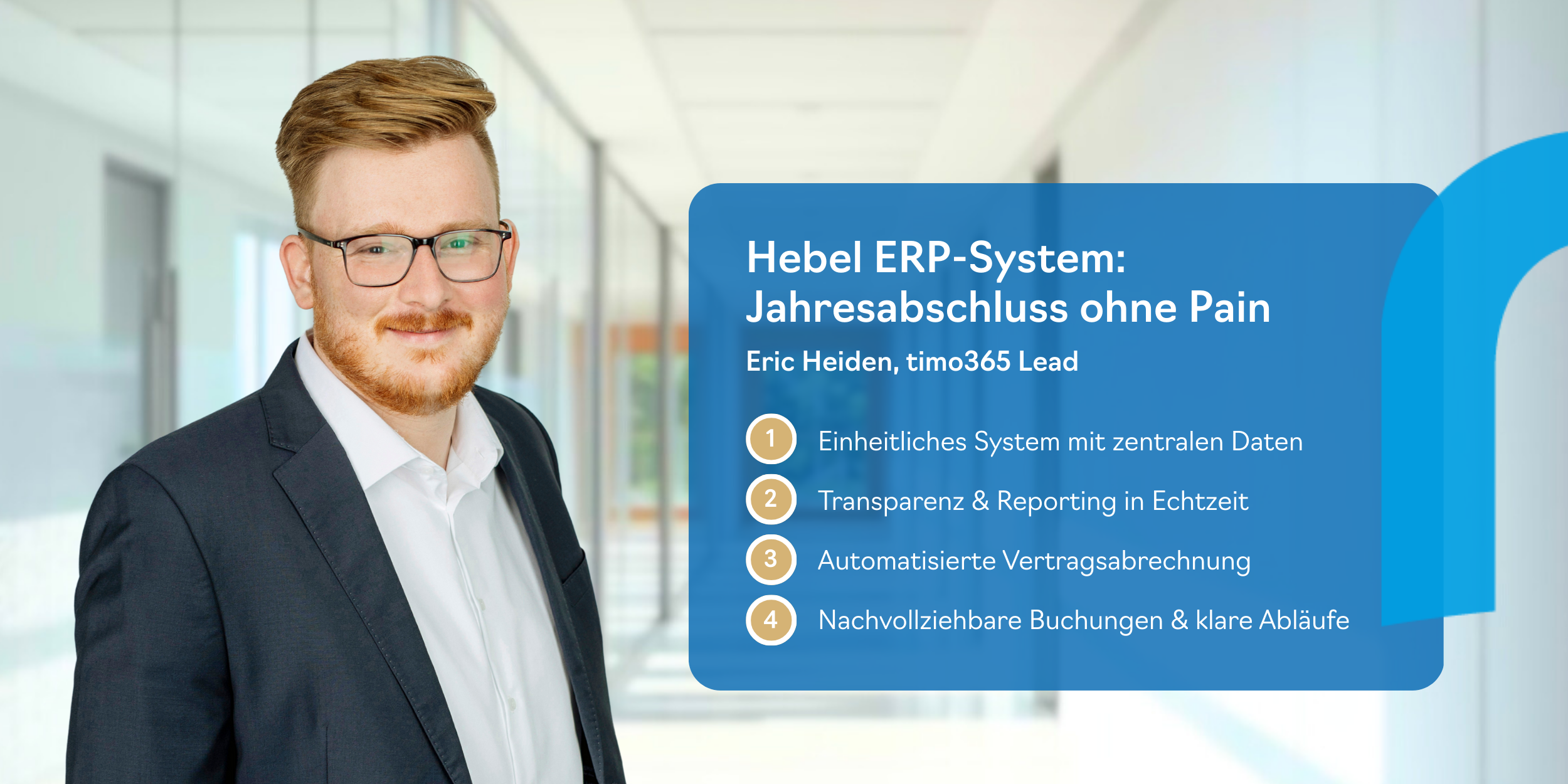 ERP-System für IT-Dienstleister: Hebel für stressfreien Jahresabschluss – Eric Heiden, timo365 Lead, im Bürogang mit Bubble zu ERP-Vorteilen: zentrale Daten, Echtzeit-Reporting, automatisierte Vertragsabrechnung, nachvollziehbare Buchungen