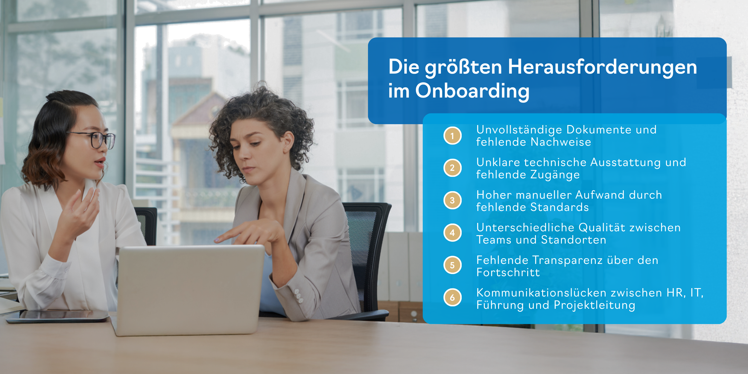 Büroszene mit Laptop und Infografik, die zentrale Herausforderungen im Onboarding Prozess wie fehlende Dokumente, unklare Zugänge und hoher manueller Aufwand zeigt.