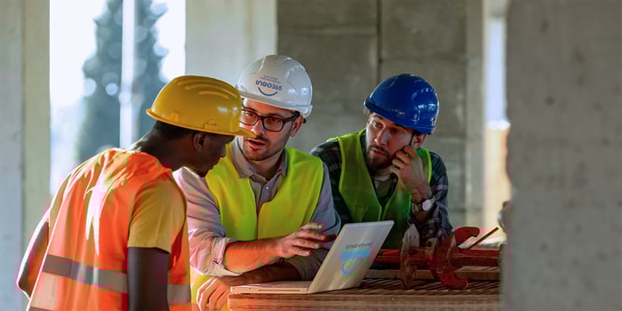 Ingenieur und Subunternehmer planen Bauvorhaben mit digitaler Software