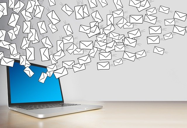 Viele E-Mails auf Rechner oder Smartphone im Überblick