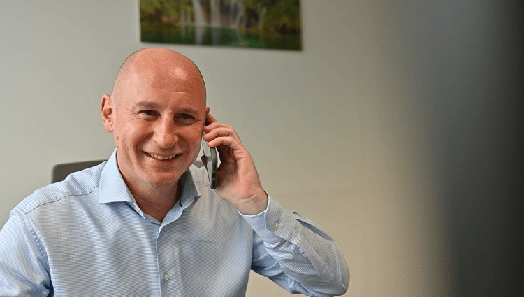 Arbeitnehmer mit Arbeit und Urlaub gleichzeitig