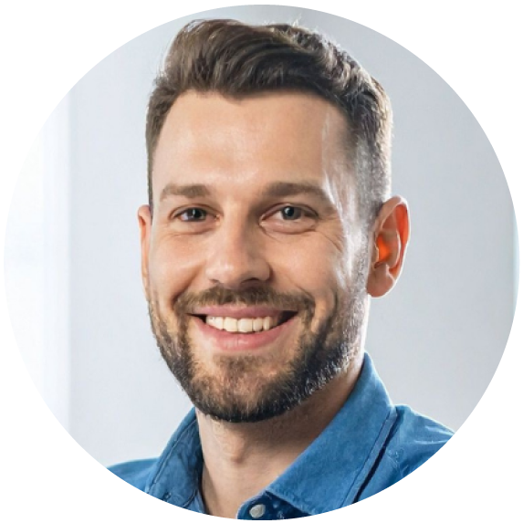 Mitarbeitender eines IT-Dienstleisters erkennt Abweichungen früh mit timo365 ERP