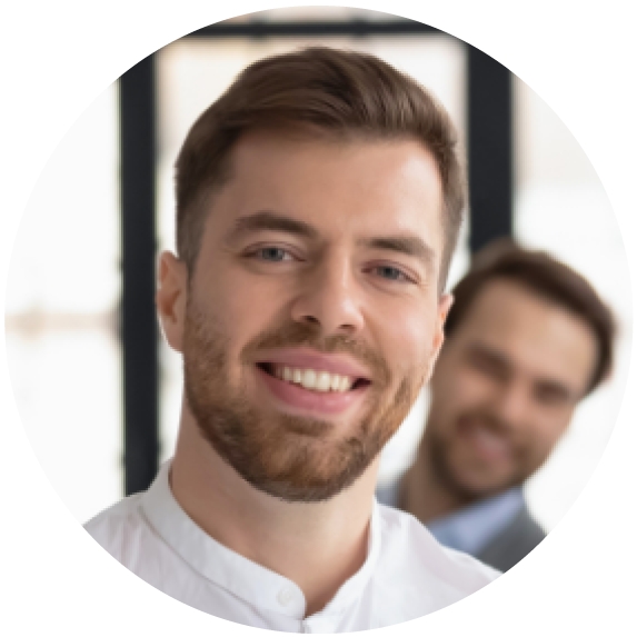 Mitarbeitender eines IT-Dienstleisters erstellt Angebote effizient mit timo365 ERP