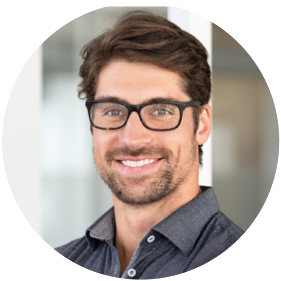 Mitarbeitender eines IT-Dienstleisters startet effizient in den Arbeitstag mit timo365 ERP