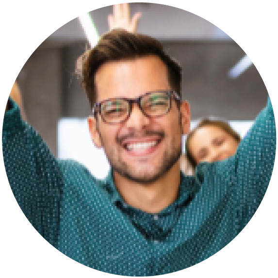 Team eines IT-Dienstleisters analysiert Umsatz und DB in timo365 ERP