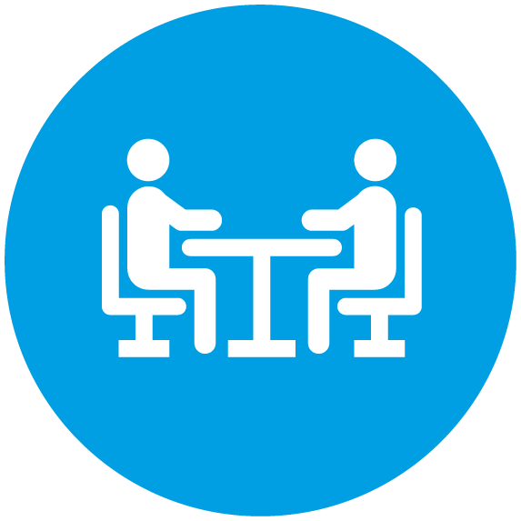 Icon mit zwei Personen am Verhandlungstisch – steht für transparente Kontaktverwaltung mittels CRM-Tool und effektive Kommunikation in der Zusammenarbeit